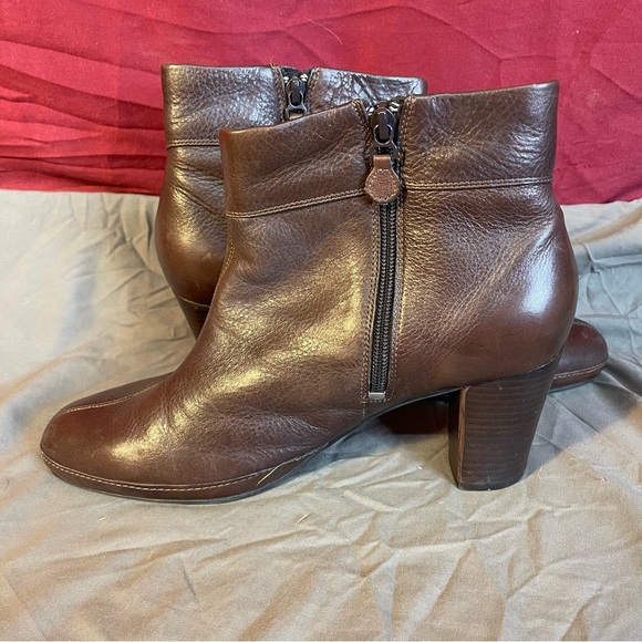 Clarks 87391 Artisan Brown Leather Button Bootie size 12 - Picture 2 of 11